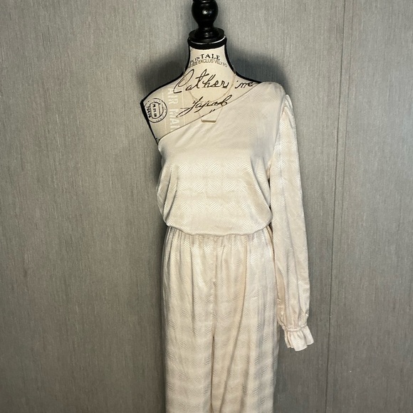 Love Whit Chic One-Shoulder White Jumpsuit Size 12 - Picture 4 of 12